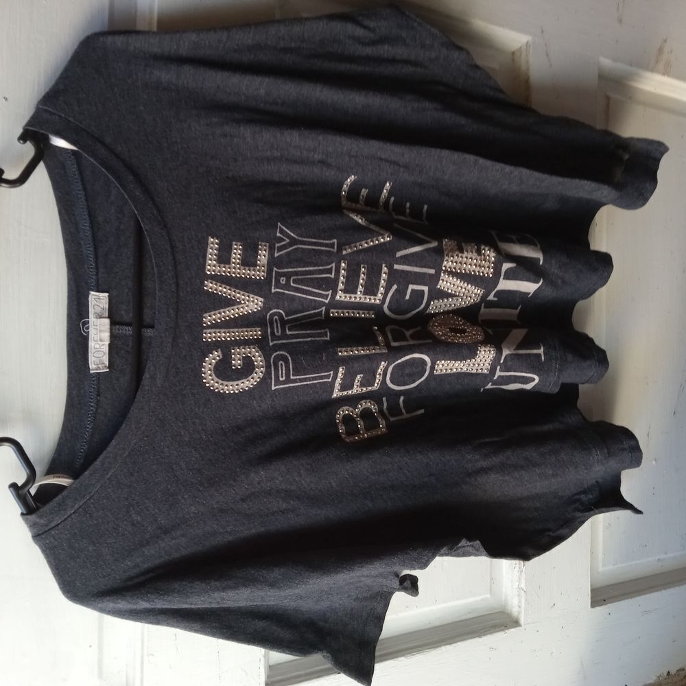 FOREVER 21 Gray Inspirational Graphic T crop top.